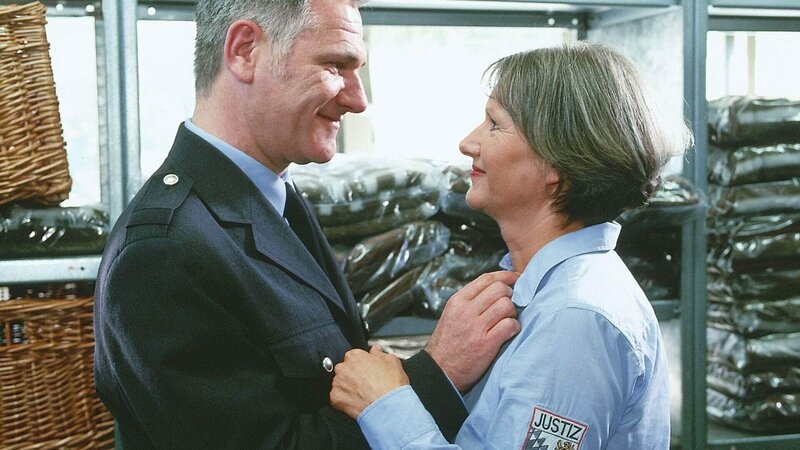 Juttas (Claudia Loerding) Kollege Jörg Baumann (Armin Dallapiccola) entfacht in ihr eine derartige Leidenschaft, dass sie sich sogar zu Sex in einer Zelle hinreissen lässt. – Bild: RTL