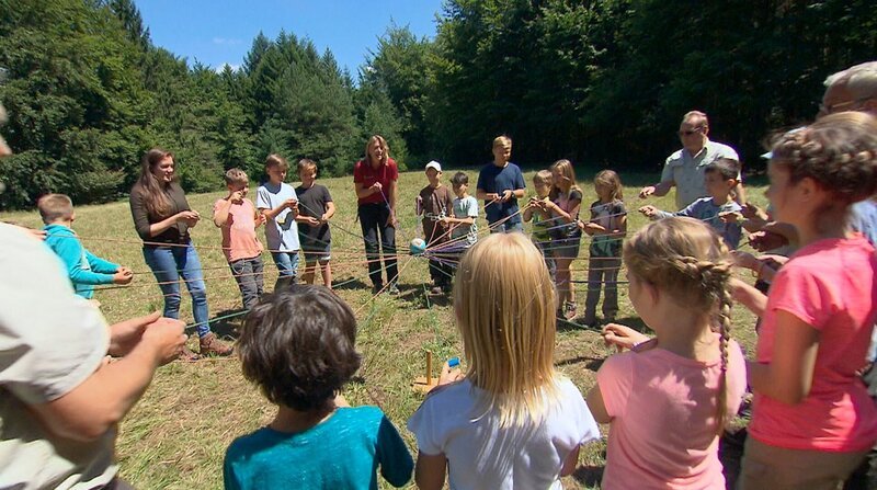 Zukünftige Junior-Ranger bei ihrer Ausbildung im Biosphärenpark Pfälzerwald. – Bild: SWR