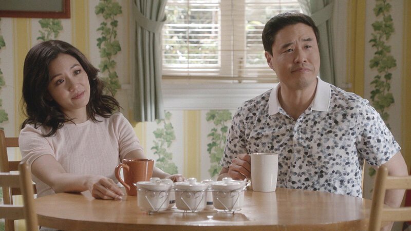 Jessica Huang (Constance Wu, l.); Louis Huang (Randall Park, r.) – Bild: American Broadcasting Companies.