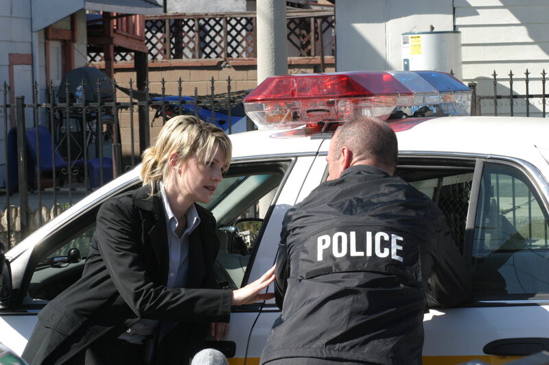 Zusammen mit ihrem Kollegen Lt. John Stillman (John Finn, r.) bespricht Det. Lilly Rush (Kathryn Morris, l.) die weitere Vorgehensweise … – Bild: Warner Bros. Television