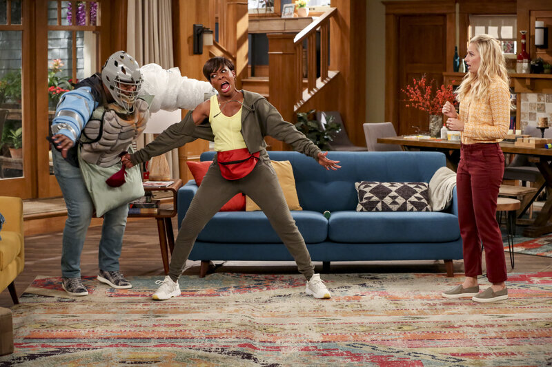 (v.l.n.r.) Marty Butler (Marcel Spears); Tina Butler (Tichina Arnold); Gemma Johnson (Beth Behrs) – Bild: CBS Broadcasting, Inc.