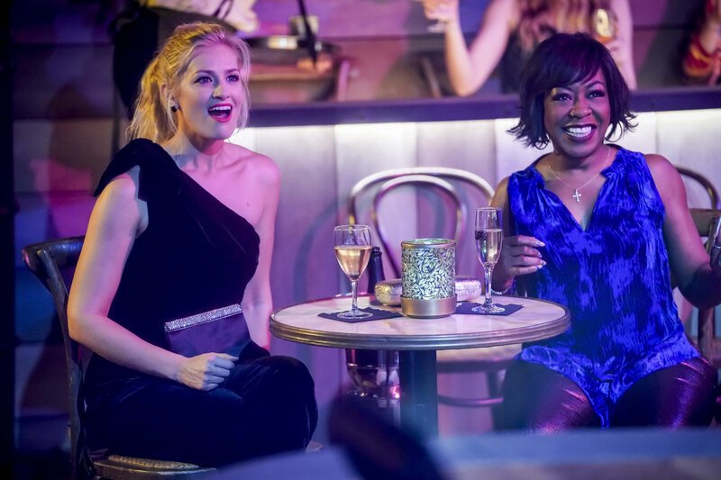 Gemma Johnson (Beth Behrs, l.); Tina Butler (Tichina Arnold, r.) – Bild: © 2018 CBS Broadcasting, Inc. /​ Cliff Lipson /​ Cliff Lipson