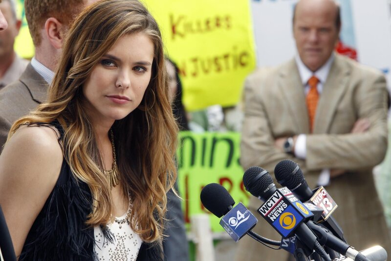 Kayla Bledsoe (Susie Abromeit, l.); Det. Frank Tripp (Rex Linn, r.) – Bild: CBS Broadcasting, Inc. /​ Cliff Lipson