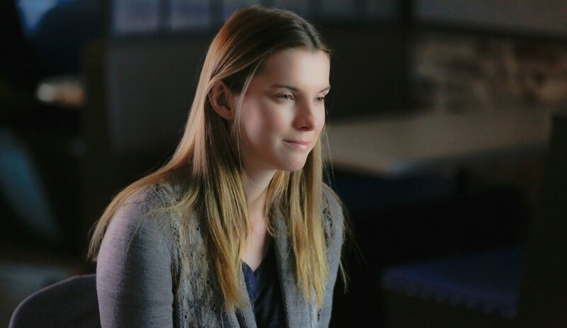 Bittet Joan um Hilfe und ahnt dabei nicht welchen Stein sie damit ins Rollen bringt: Fiona Helbron (Betty Gilpin) … – Bild: CBS Broadcasting Inc.