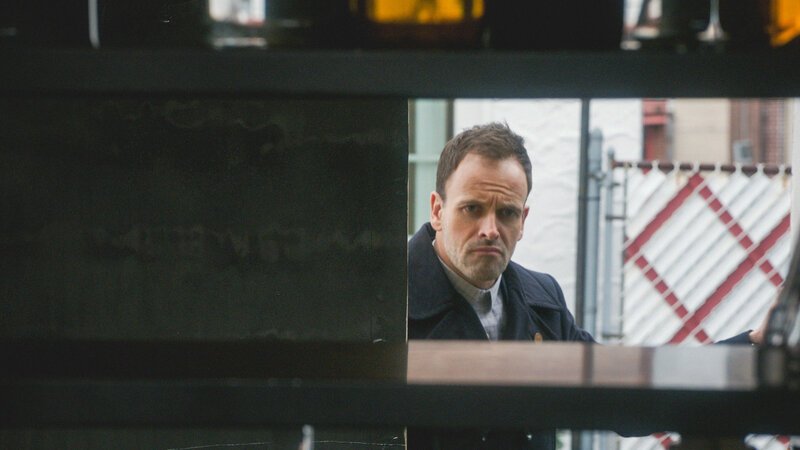 Auf der Suche nach einem Mörder: Sherlock Holmes (Jonny Lee Miller) … – Bild: CBS Broadcasting Inc.