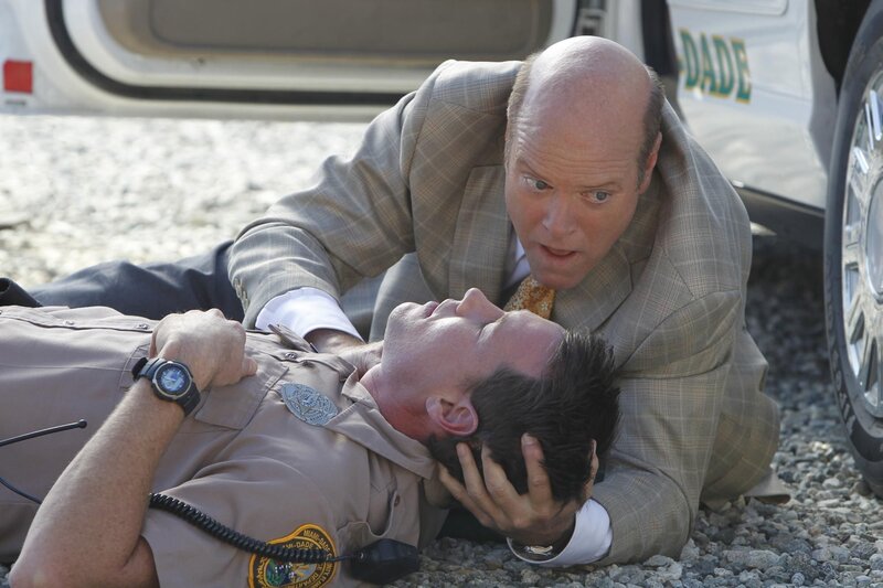Det. Frank Tripp (Rex Linn, oben) – Bild: CBS Broadcasting, Inc. /​ Sonja Flemming