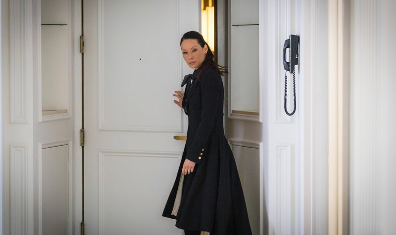 Während Watson (Lucy Liu) mit Holmes den Mord an einer vermögenden Dame aufklären will, die ihr Anwesen ihrem Hund vererbt hat, bemüht sich Watson noch zusätzlich darum, die Beziehung des Captain zu retten … – Bild: CBS Broadcasting Inc. /​ Michael Parmelee