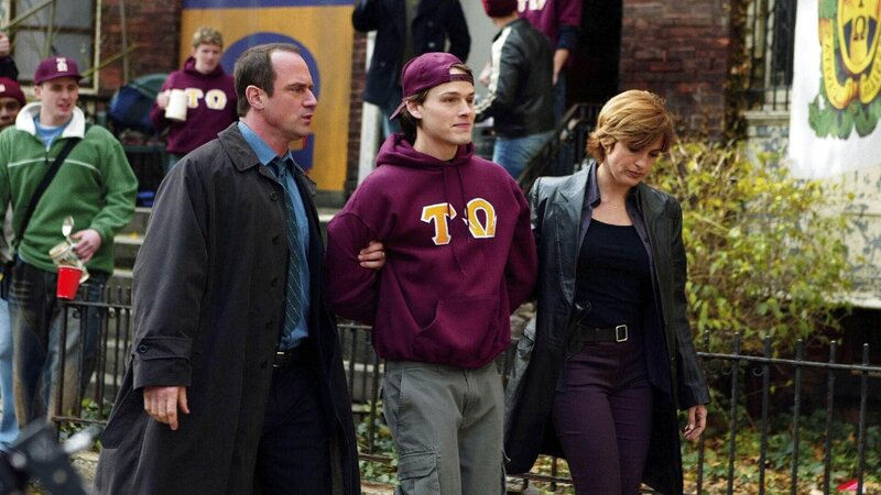 Ein Student wird ermordet in einer Kläranlage aufgefunden. Ob Nathan Angeli (Noah Fleiss, M.) etwas mit dem Mord zu tun hat, versuchen Stabler (Christopher Meloni) und Benson (Mariska Hargitay) gerade heraus zu finden. – Bild: TVNOW /​ Universal