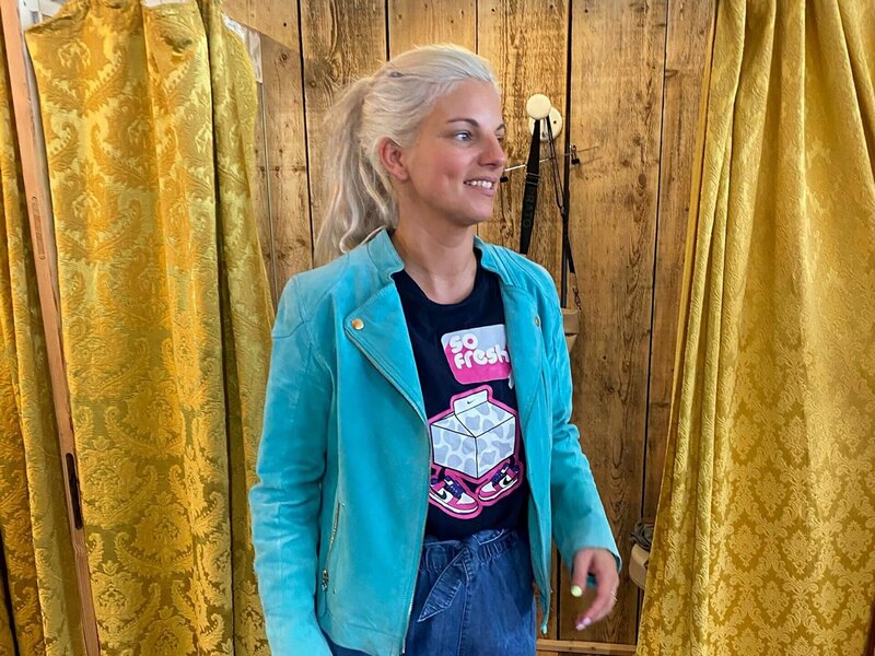 Kandidatin Sarah – Bild: RTL /​ Constantin Ent. /​ Motto in Bremen: Modische Mitteilung – Zeige einen coolen Look mit deinem Statement-Teil!, Tag 2: Sarah