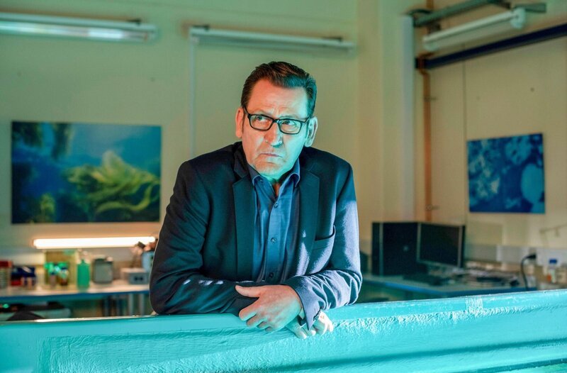 Lars (Ingo Naujoks) lehnt nachdenklich an einem Algenbecken im Forschungsinstitut. – Bild: ORF/​ONE GATE/​ARD/​Thorsten Jander