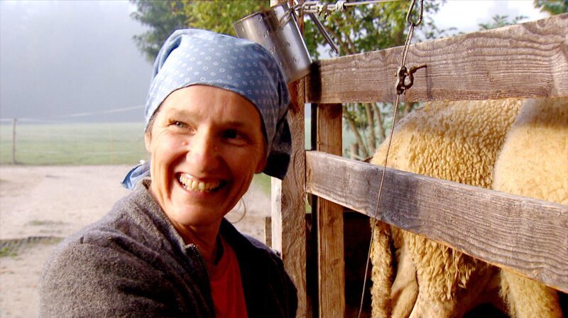 Sonja Wimmer melkt ihre Ziegen und Schafe, um aus der Milch verschiedene Käsesorten herzustellen. Weiteres Bildmaterial finden Sie unter www.br-foto.de. – Bild: BR