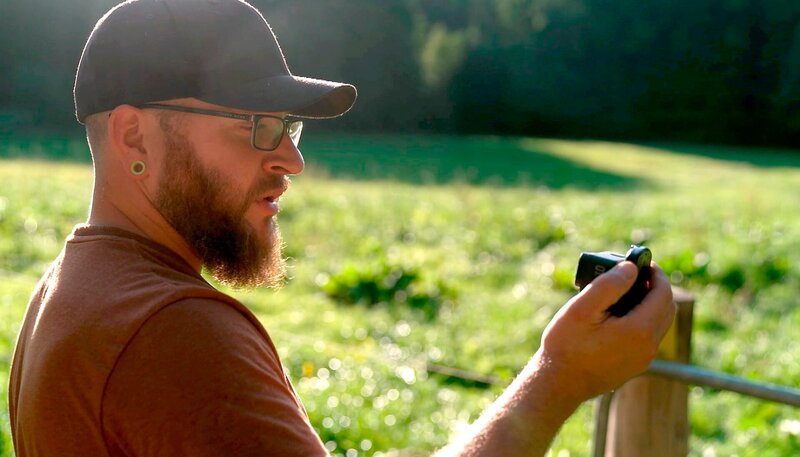 Nebenerwerbs-Landwirt Stephan Hauer berichtet in seinen Socialmedia-Kanälen regelmäßig von seinem Leben auf dem Land. Für ihn und seine schottischen Hochlandrinder hat er gerade ein neues Zuhause bei einem Kollegen gefunden. – Bild: BR/​isarflimmern fernsehproduktion GmbH/​cutflow GmbH/​Robert Eckert