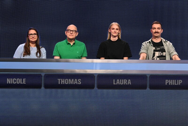 ARD GEFRAGT – GEJAGT FOLGE 885, „Alexander Bommes präsentiert beliebtes Quizformat“, am Mittwoch (06.08.25) um 18:00 Uhr im ERSTEN. Aufzeichnung zum ARD-Quiz „Gefragt-Gejagt“  Die Kandidaten (v.l.n.r. am Panel):  Nicole Reineke, Thomas Borchert, Laura Krug, Philip Dobraß. – Bild: ARD/​Uwe Ernst