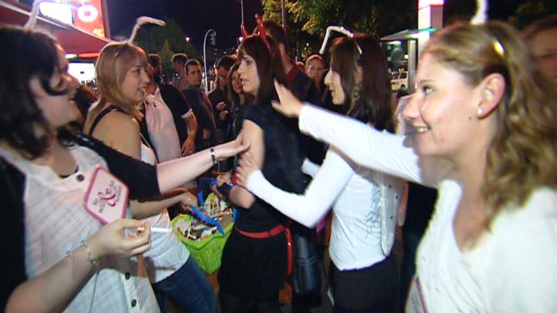 Tanzen, feiern, flirten: Freitags und samstags geht es in der Bundesrepublik heiß her. In Scharen zieht das Partyvolk durch die Städte, um es ordentlich krachen zu lassen. – Bild: RTL II