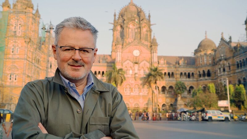 Welten-Saga Die Schätze Indiens Christopher Clark vor dem ehemaligen Victoria Terminus in Mumbai. – Bild: SRF/​ZDF/​Alexander Hein