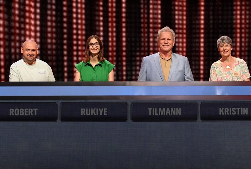 ARD GEFRAGT – GEJAGT FOLGE 899, „Alexander Bommes präsentiert beliebtes Quizformat“, am Dienstag (26.08.25) um 18:00 Uhr im ERSTEN. Aufzeichnung zum ARD-Quiz „Gefragt-Gejagt“  Die Kandidaten (v.l.n.r. am Panel): Robert Kunz, Rukiye Burkart, Tilmann Gabriel, Kristin Lange. – Bild: ARD/​Uwe Ernst