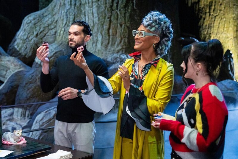 Die Juroren Jozef Youssef (l.) mit Carla Hall (m.) und Evanna Lynch (r.) +++ Die Verwendung des sendungsbezogenen Materials ist nur mit dem Hinweis und Verlinkung auf RTL+ gestattet. +++ – Bild: RTL /​ Warner Bros. Discovery, Inc. or its subsidiaries and affiliates.