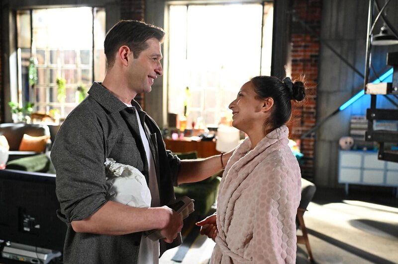 Charlotte „Charlie“ (Shaolyn Fernandez) glaubt erleichtert, sich bald im Klaren darüber zu sein, was sie will. Links Deniz (Igor Dolgatschew) – Bild: RTL /​ Julia Feldhagen