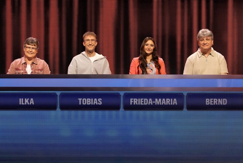 ARD GEFRAGT – GEJAGT FOLGE 887, „Alexander Bommes präsentiert beliebtes Quizformat“. Aufzeichnung zum ARD-Quiz „Gefragt-Gejagt“ Die Kandidaten (v.l.n.r. am Panel): Ilka Claussen, Tobias Brychcy, Frieda-Maria Kainz, Bernd Birner. – Bild: ARD/​Uwe Ernst