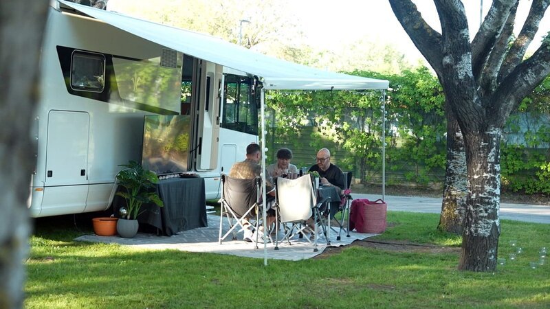 Die Luxuscamper Mike und Dennis treffen auf dem Marina di Venezia ein – ihr erstes Mal Urlaub auf einem Campingplatz. Die Neulinge kommen selbstverständlich mit einem Nobel-Mietcamper. – Bild: RTLZWEI, Story House Productions