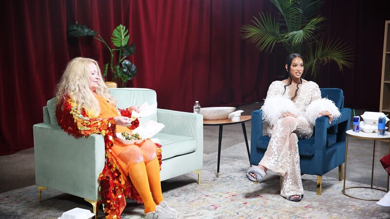 Debbie and Chantel talking and eating in the green room. – Bild: TLC (DEUT)
