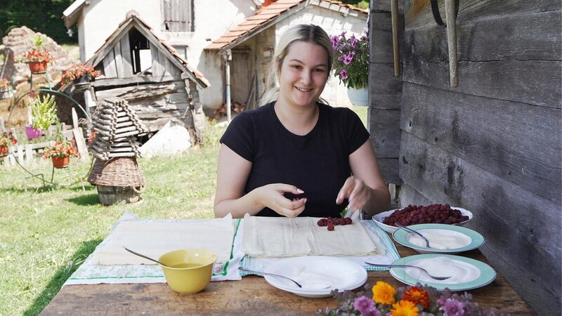 Zu Tisch Zentralserbien Milica Čvrkić backt einen Himbeerstrudel – Bild: SRF/​Reiner Bauer