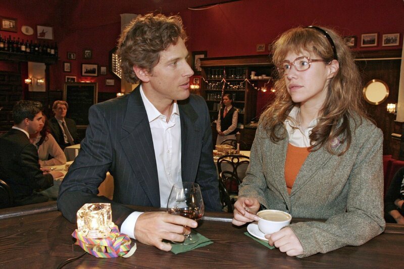 Lisa (Alexandra Neldel, r.) entschuldigt sich bei Lars (Clayton M. Nemrow, l.) für ihre Vorwürfe. – (Dieses Foto von Alexandra Neldel darf nur in Zusammenhang mit der Berichterstattung über die Serie „Verliebt in Berlin“ veröffentlicht und verbreitet werden.) – Bild: SAT.1 /​ Noreen Flynn Eigenproduktionsbild frei