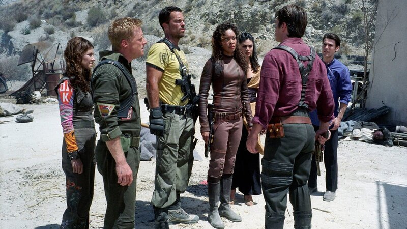 Kaylee (Jewel Staite, li.), Wash (Alan Tudyk), Jayne (Adam Baldwin), Zoe (Gina Torres), Inara (Morena Baccarin), Simon (Sean Maher, re.) diskutieren mit Captain Malcolm Reynolds (Nathan Fillion, von hinten)Kaylee (Jewel Staite, li.), Wash (Alan Tudyk), Jayne (Adam Baldwin), Zoe (Gina Torres), Inara (Morena Baccarin), Simon (Sean Maher, re.) diskutieren mit Captain Malcolm Reynolds (Nathan Fillion, von hinten) – Bild: RTL II