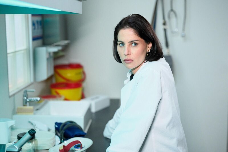 Sina (Valea Scalabrino) bricht ihren Arbeitstag aus Verantwortung für die Patienten ab. – Bild: RTL /​ Stefan Behrens
