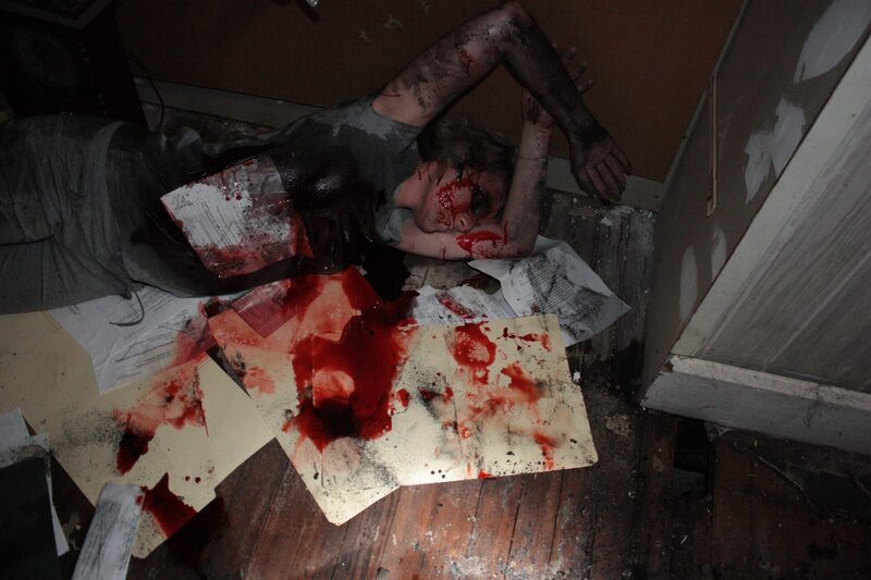 Die Feuerwehr findet die Leiche von Elspeth Jennes, die Mutter des kleinen Jungen … – Bild: Jupiter Entertainment Lizenzbild frei