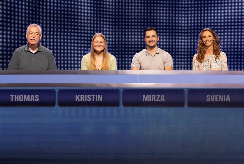 ARD GEFRAGT – GEJAGT FOLGE 900, „Alexander Bommes präsentiert beliebtes Quizformat“, am Mittwoch (27.08.25) um 18:00 Uhr im ERSTEN. Aufzeichnung zum ARD-Quiz „Gefragt-Gejagt“ Die Kandidaten (v.l.n.r. am Panel): Thomas Süßmeir, Kristin Behringer, Mirza Talic, Svenia Banasiuk. – Bild: ARD/​Uwe Ernst