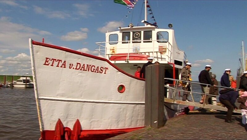 Für Ella und ihre Freunde geht es mit dem Schiff raus auf’s Meer. Sie machen eine Bootsfahrt zum Leuchtturm. – Bild: WDR/​Die Sendung mit dem Elefanten