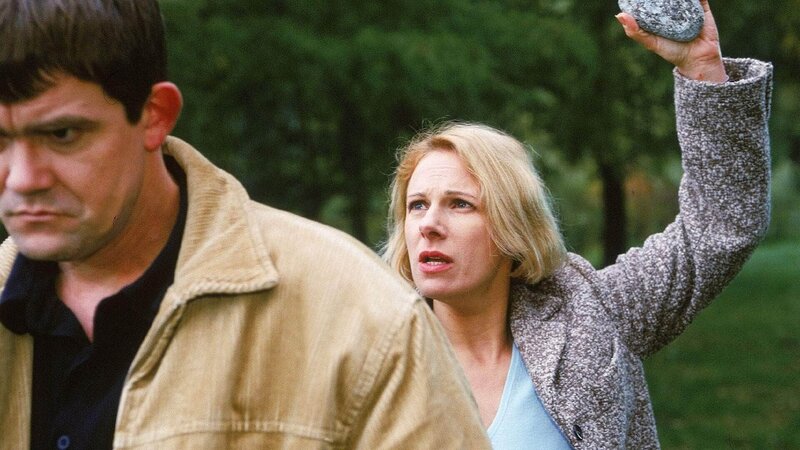 Anna (Bettina Kramer) hat von Lutz (Dirk Schoedon) verlangt, dass er sich für sie und gegen seine Frau entscheidet. Als er sich weigert, rastet Anna aus und schlägt mit einem Stein zu … – Bild: RTL