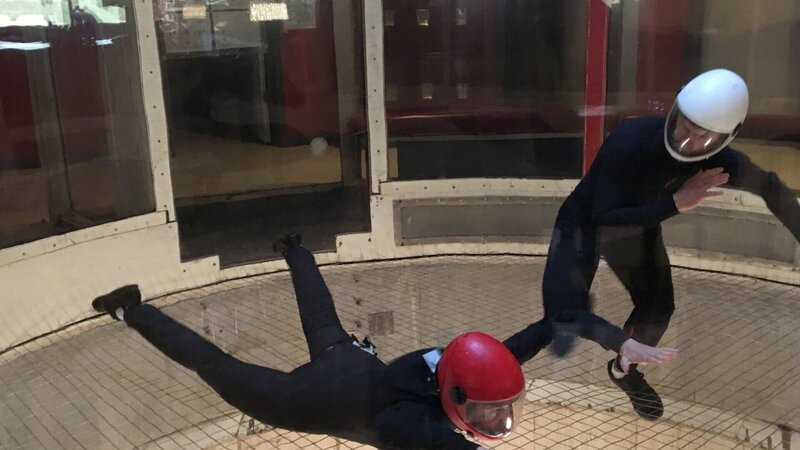 Die Astrophysikerin Claudia de Rham demonstriert, wie leicht man die Schwerkraft überwinden kann. – Bild: ZDF