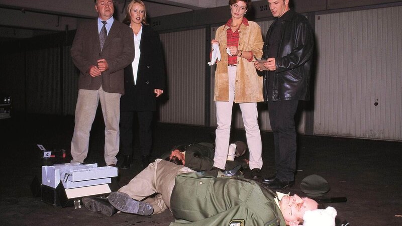 Wieder wurden Polizistenleichen in einem Parkhaus gefunden. Am Tatort: (hi.v.li.:) Kehler (Wolfgang Bathke), Staatsanwältin Glaser (Britta Schmeling), die Gerichtsmedizinerin (Franziska Matthus) und Bongartz (Max Gertsch). – Bild: RTL