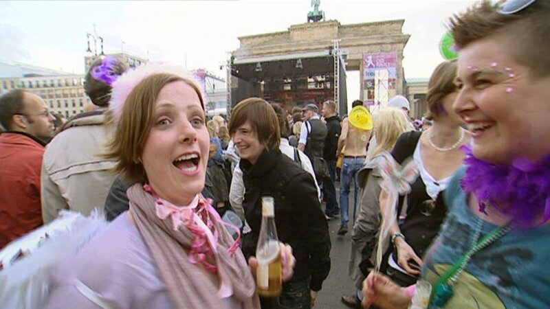 Auch im zweiten Teil von „Heiße Nächte – So feiert Deutschland“ wird getanzt, gefeiert und geflirtet. – Bild: RTL II