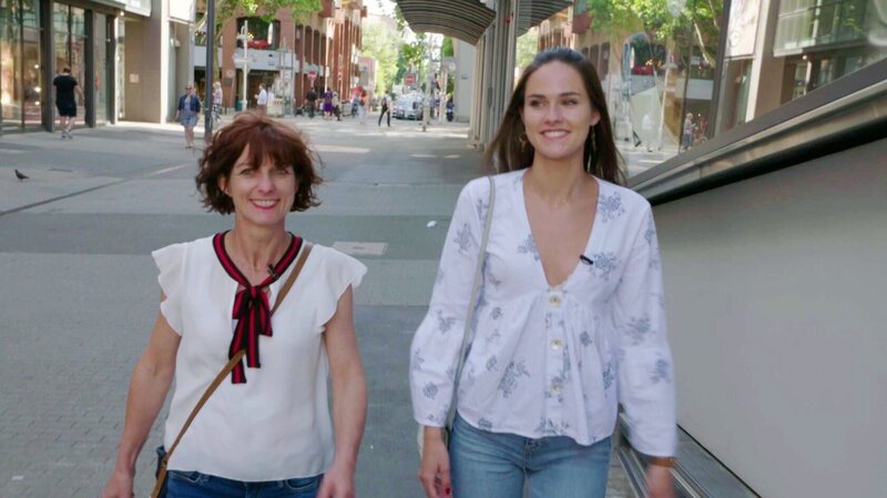 Braut Elisa (r.) geht heute mit ihrer Mutter Manuela (l.) auf Brautkleid-Suche. – Bild: RTL /​ Gruppe 3: Tag 4 /​ Elisa, Lorsch bei Worms