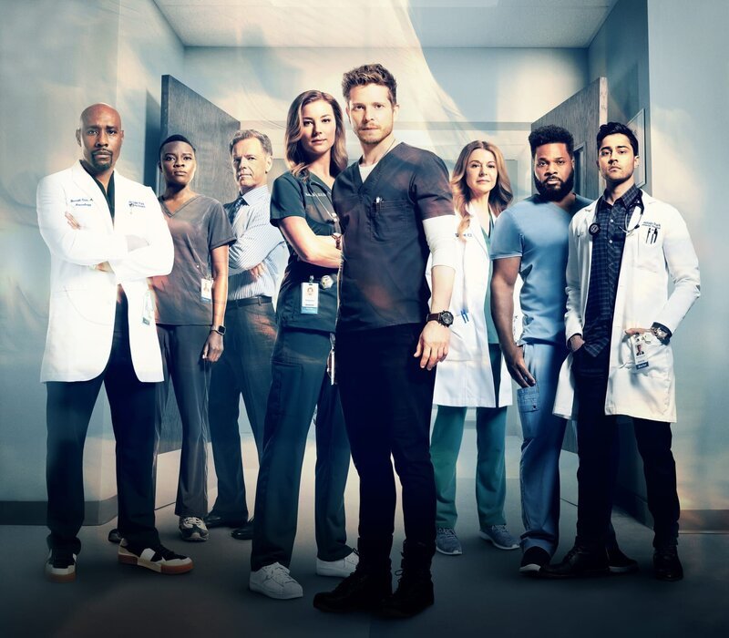 (3. Staffel) – (v.l.n.r.) Dr. Barret Cain (Morris Chestnut); Dr. Mina Okafor (Shaunette Renée Wilson); Dr. Randolph Bell (Bruce Greenwood); Nicolette Nevin (Emily VanCamp); Dr. Conrad Hawkins (Matt Czuchry); Dr. Kit Voss (Jane Leeves); AJ Austin (Malcolm-Jamal Warner); Dr. Devon Pravesh (Manish Dayal) – Bild: Twentieth Century Fox Film Corporation