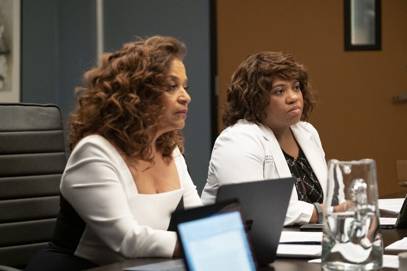 Dr. Catherine Avery (Debbie Allen, l.); Dr. Miranda Bailey (Chandra Wilson, r.) – Bild: ABC Studios /​ Jessica Brooks