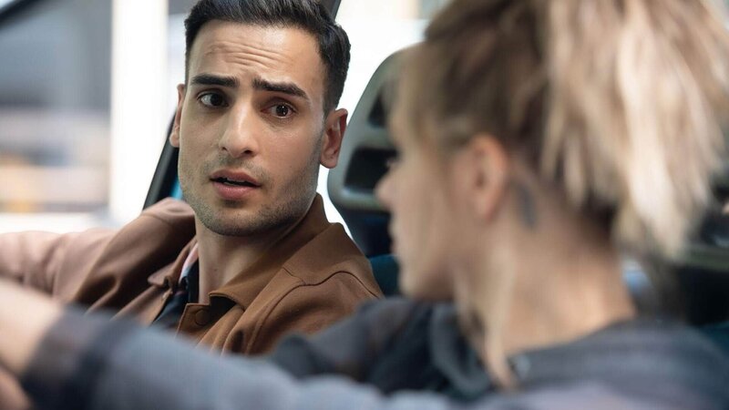 Nihat (Timur Ülker) und Liz (Sarah Mangione) haben einen ersten nahen Moment. – Bild: TVNOW /​ Sebastian Geyer