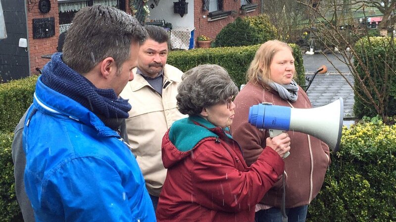 Edelgard eröffnet mit dem Megafon den Flohmarkt (Foto: Andreas Bierschock, li., Michael, 2.v.li. und Dunja, re.) – Bild: RTL II
