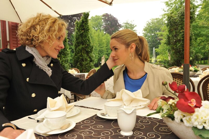 Natascha (Melanie Wiegmann, l.); Marlene (Lucy Scherer, r.) – Bild: ARD /​ Ann Paur
