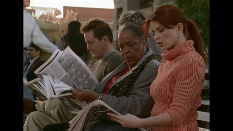 Andrew (John Dye), Tess (Della Reese) und Monica (Roma Downey) v.l. finden die reisserische Berichterstattung der Zeitung wenig erbaulich. – Bild: Bibel TV