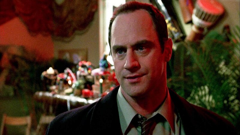 Um den Mord an einen kleinen afrikanischen Jungen auf zu klären, ermittelt Elliot Stabler (Christopher Meloni) in einem Kerzengeschäft. Er erhofft sich dadurch mehr Informationen zu der gefunden Kerze zu bekommen. – Bild: TVNOW /​ Universal