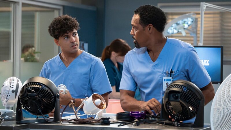 Neue Kollegen, v.li.: Niko Terho als Dr. Lucas Adams, Jason George als Dr. Ben Warren – Bild: SRF/​Disney