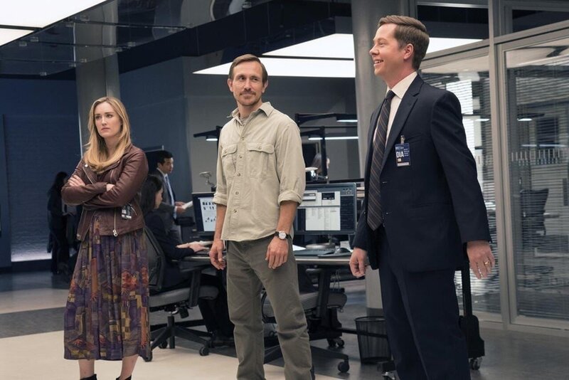 „Blindspot“, „Am Boden zerstört.“ Weller beichtet Jane, was während seiner Reise nach Berlin geschehen ist. Jane reagiert fassungslos auf seinen Bericht über das Treffen mit ihrer Tochter Avery und verlässt ihn. Doch ein aktueller Fall zwingt die beiden zur Zusammenarbeit: Die Terroristin Lana Stepulov hat zwei Atombomben in ihrer Gewalt und droht damit, New York zu vernichten.Im Bild (v.li.): Ashley Johnson (Patterson), Chad Donella (Jake Keaton), Peter Oldring (DIA Dave). – Bild: PLURIMEDIA (Berlanti Productions, Quinn’s House, Warner Bros. Television)