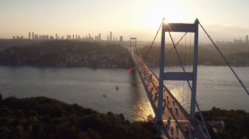 Istanbul ist laut, chaotisch, und viel zu klein für seine knapp 20 Millionen Bewohner. ZDF-Korrespondentin Phoebe Gaa nimmt die Zuschauenden mit in die Dämmerung des Abends und endet früh morgens, wenn die meisten Menschen ausgeschlafen zur Arbeit gehen. Nachts zeigen sich die großen Veränderungen, die die Megacity gerade durchmacht: die Wirtschaftskrise schlägt den Menschen aufs Gemüt, die Armut steigt stetig und die Partyszene spürt die politisch verordnete Islamisierung deutlich. Der Film begleitet Menschen, die ihr Glück trotzdem in der Stadt suchen, die sie lieben und deren einstige Weltoffenheit sie bewahren wollen. – Bild: phoenix/​ZDF/​Andrea Schrade