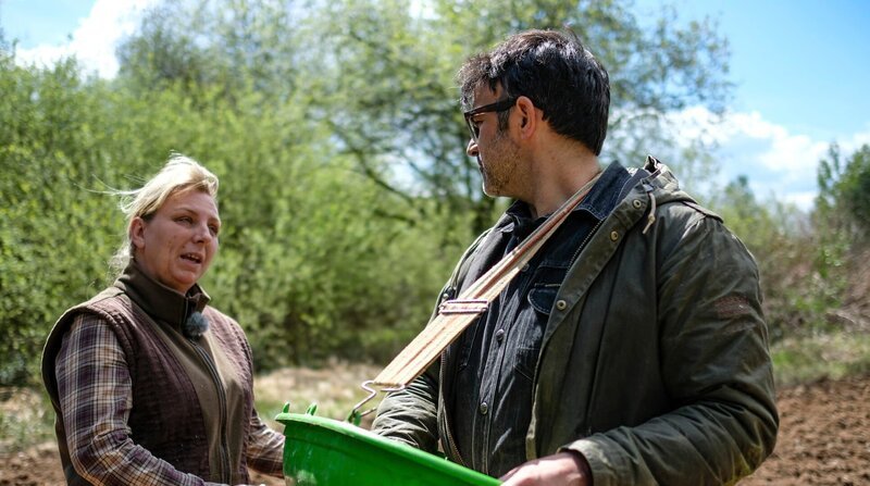 Tarik und Jagdschulbesitzerin Claudia Sültemeier – Bild: NDR/​Leitwolf TV- und Filmprodukt /​ ZDF und NDR/​Leitwolf TV- und Filmproduktion/​Tarik Rose