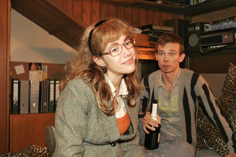 Im Gegensatz zu Jürgen (Oliver Bokern, r.) glaubt Lisa (Alexandra Neldel, l.), dass Mariella und David sich trennen – und dass David sie gleich auf ihrem Handy anrufen wird. (Dieses Foto von Alexandra Neldel darf nur in Zusammenhang mit der Berichterstattung über die Serie „Verliebt in Berlin“ veröffentlicht und verbreitet werden.) – Bild: Dieses Bild darf ausschließlich nach Maßgabe der Allgemeinen Geschäftsbedingungen für die Presselounges der Sender der ProSiebenSat.1 Media SE (AGB) genutzt werden. Die in den AGB festgesetzten Rechteeinschränkungen sind unbedingt  …
