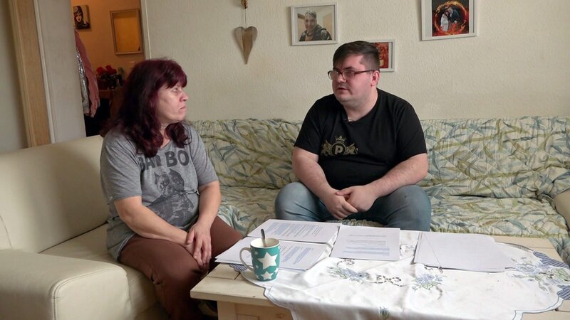 Petra (li.) und ihre Kinder Pascal (re.) und Selina arbeiten  an ihrer TikTok-Karriere. – Bild: RTL Zwei